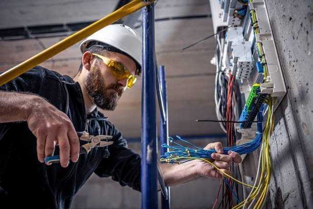 Jouw elektrobedrijf verzekeren? Dé verzekering voor elektriciens. Speciale verzekering voor elektra bedrijven en alles over de elektrakeuring.